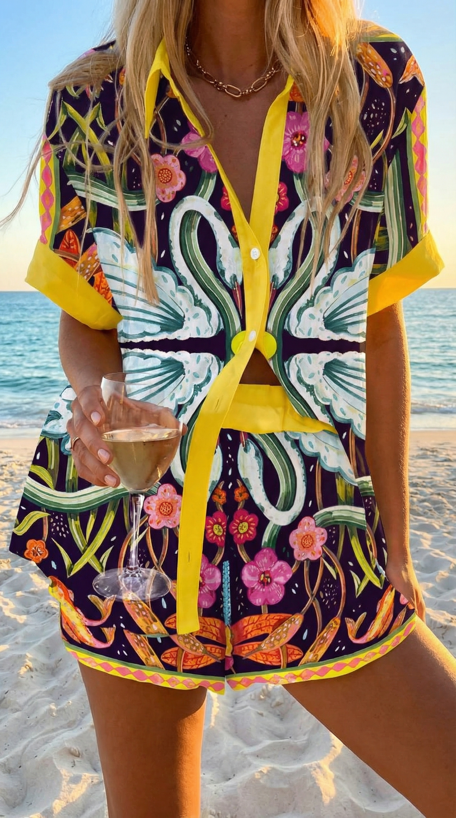 Ensemble coloré Elara™ de Danoir Paris, vêtements assortis avec motifs vifs et détails élégants, porté par un mannequin.