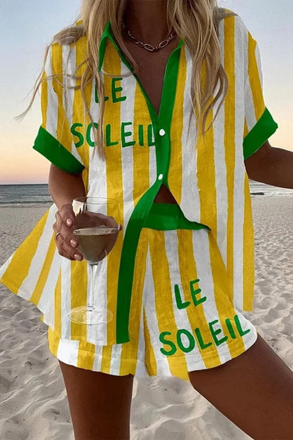 Ensemble Tallulah™ de Danoir Paris, set coloré avec haut et pantalon en tissu léger, porté par mannequin.