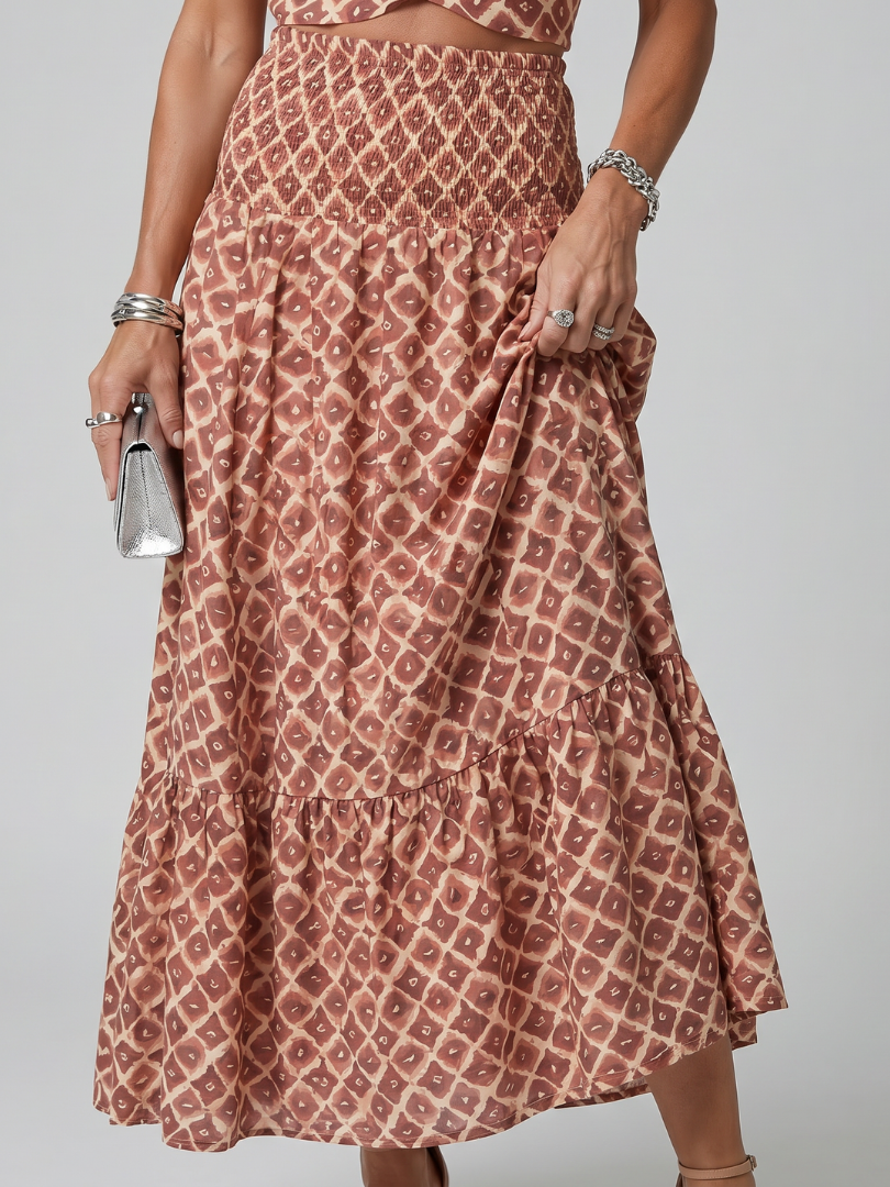 Robe midi Danoir Paris Amira à imprimé géométrique, avec dos nu, coupe croisée et détails découpés, style élégant et moderne.