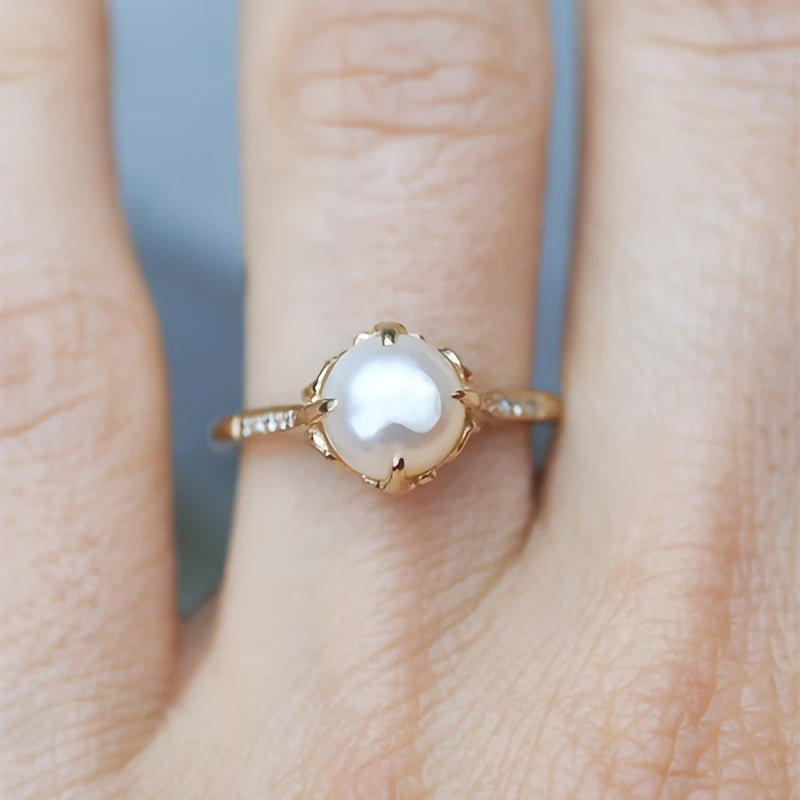Bague délicate en perles et cristaux de Danoir Paris, finition élégante, portée sur doigt, détails raffinés et brillants.