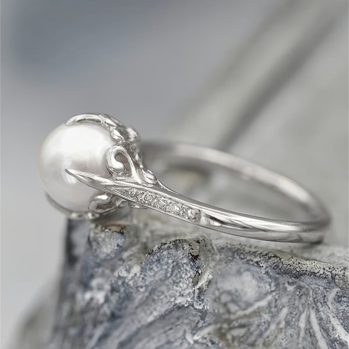 Bague délicate en perles et cristaux de la marque Danoir Paris, montrant le design élégant de la bague avec perles et cristaux.