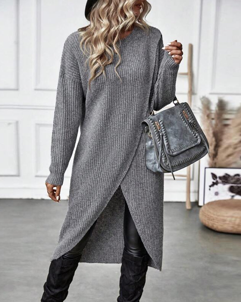 Pull long élégant Brigit de Danoir Paris, en tissu doux, porté par mannequin, couleur neutre avec col en V et manches longues.
