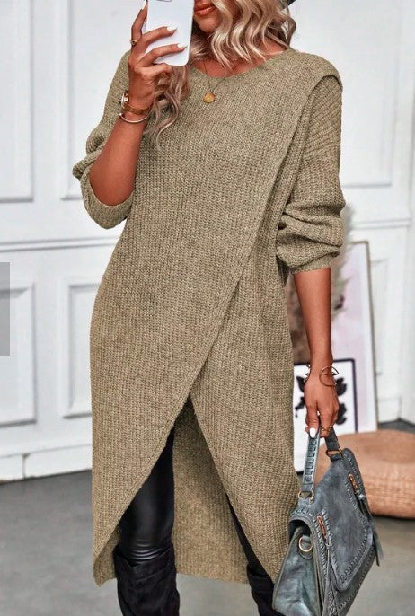 Pull long élégant Brigit de Danoir Paris, en laine douce, couleur neutre, porté sur un mannequin, détail de la texture du tissu