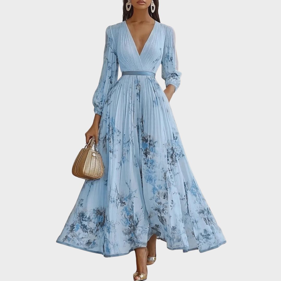 Robe longue plissée élégante de Danoir Paris, modèle Rowella, en tissu vert, portée avec détails sophistiqués.