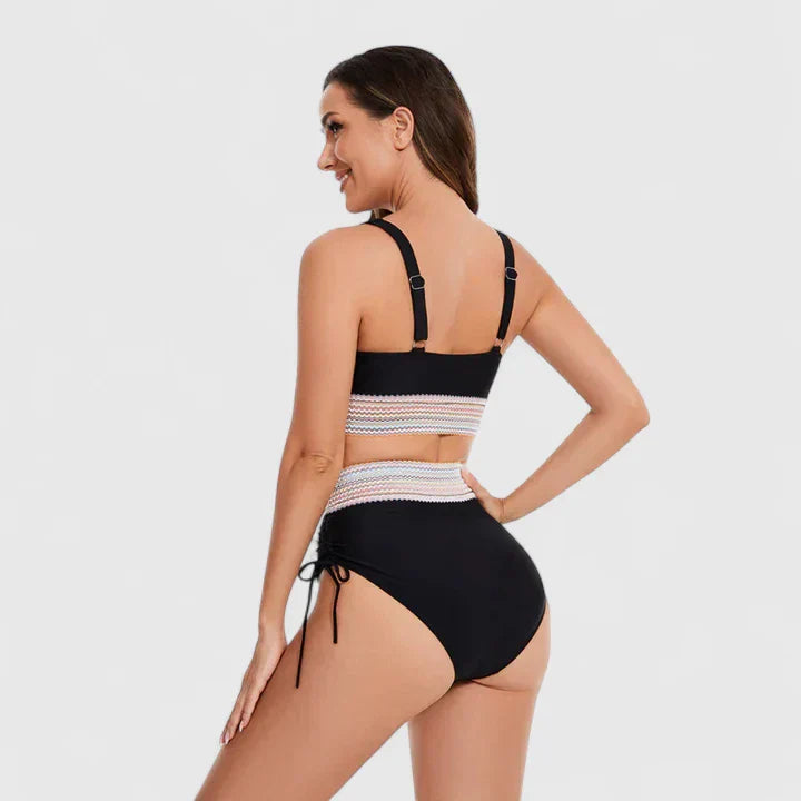 Ensemble bikini élégant Jayzelliah de Danoir Paris, vert, taille XS, avec détails sophistiqués, porté sur mannequin.