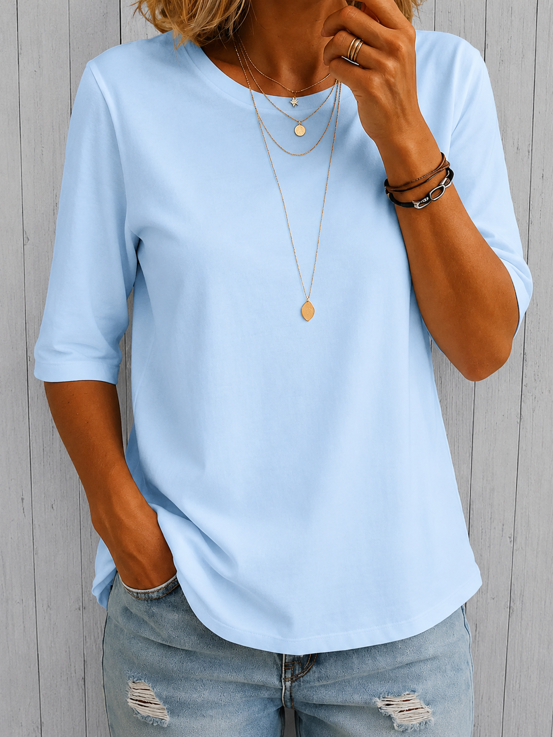 T-shirt Danoir Paris Calvera Comfort Coverage, en coton blanc avec logo discret, porté par un mannequin.