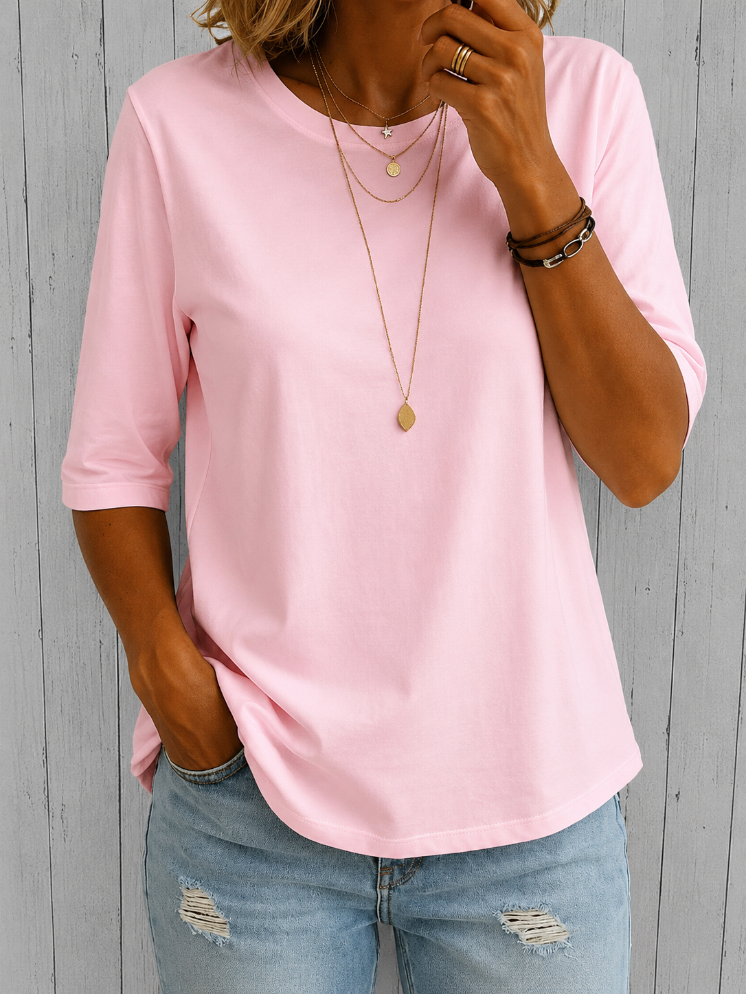 T-shirt Danoir Paris Calvera Comfort Coverage, coton doux, coupe classique, couleur neutre, porté par un modèle.