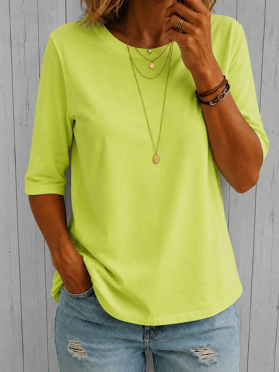 T-shirt Danoir Paris Calvera Comfort Coverage, tissu doux, coupe confortable, couleur neutre, porté par un mannequin.