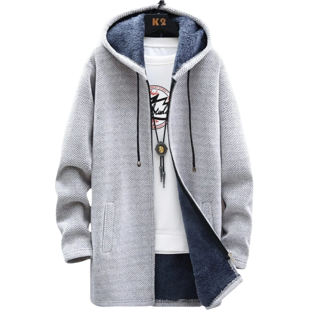 Cardigan Laura Danoir Paris en laine douce, coupe élégante et moderne, porté sur un fond neutre.