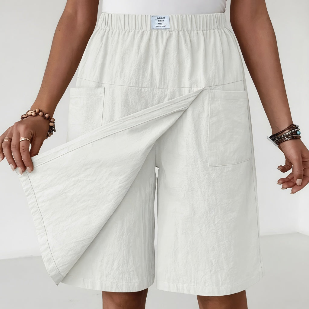 Short en cuir blanc Libertine™ Danoir Paris avec taille élastique, poches pratiques et coupe active pour la liberté de mouvement.