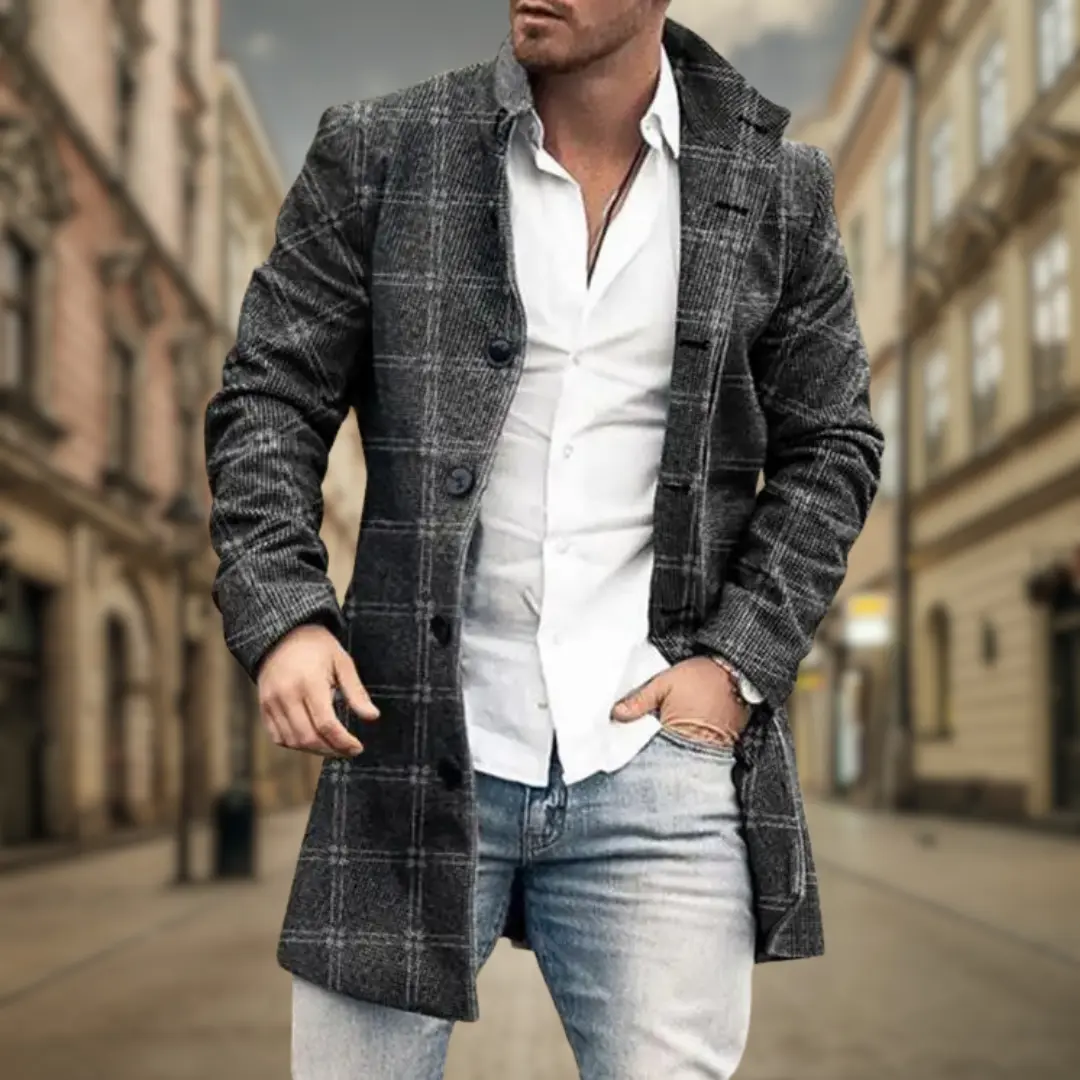 Manteau élégant pour homme Danoir Paris, en tissu chic avec col classique et boutons, porté sur un mannequin.