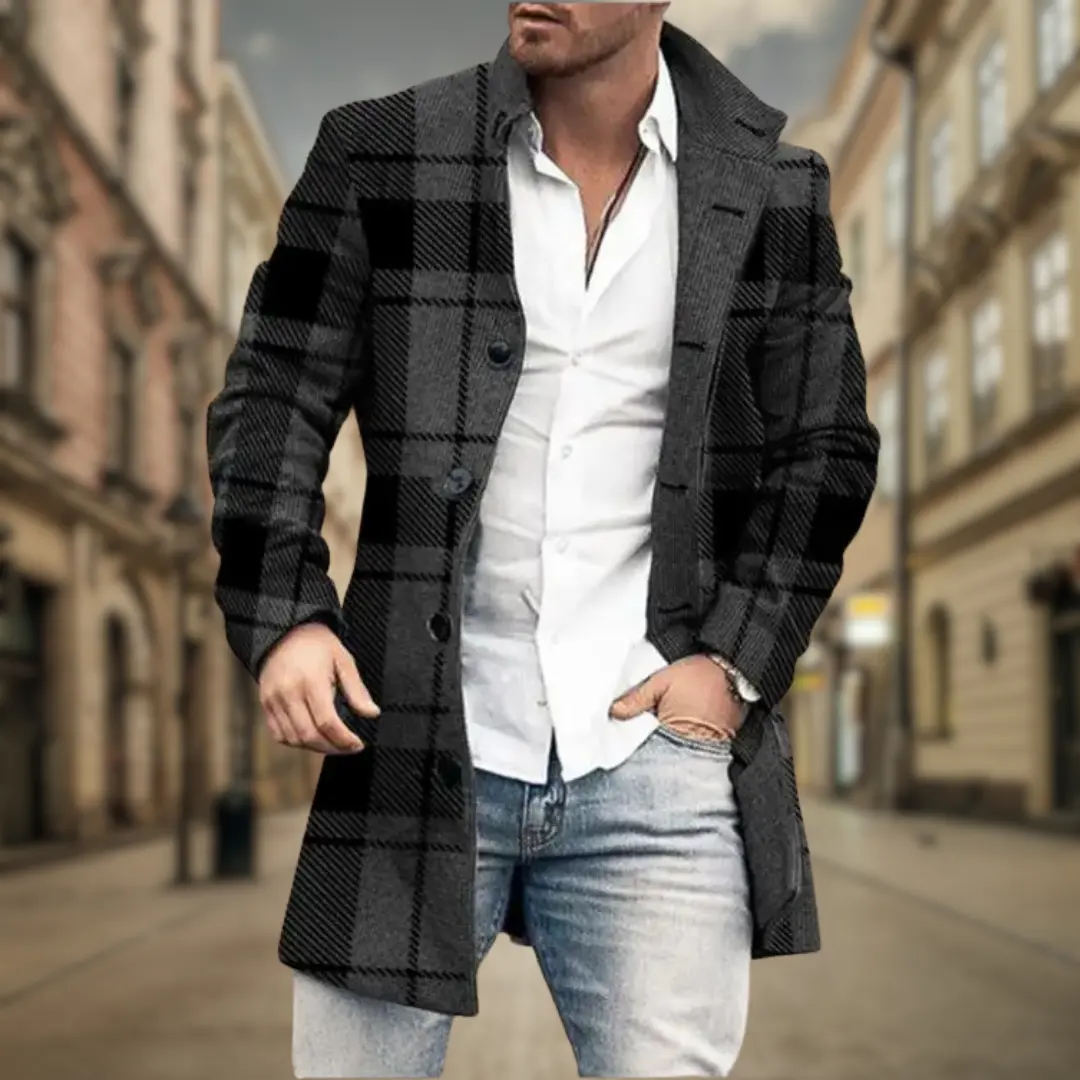 Manteau élégant pour homme Danoir Paris en tissu sombre, porté sur un mannequin avec col et boutons visibles.