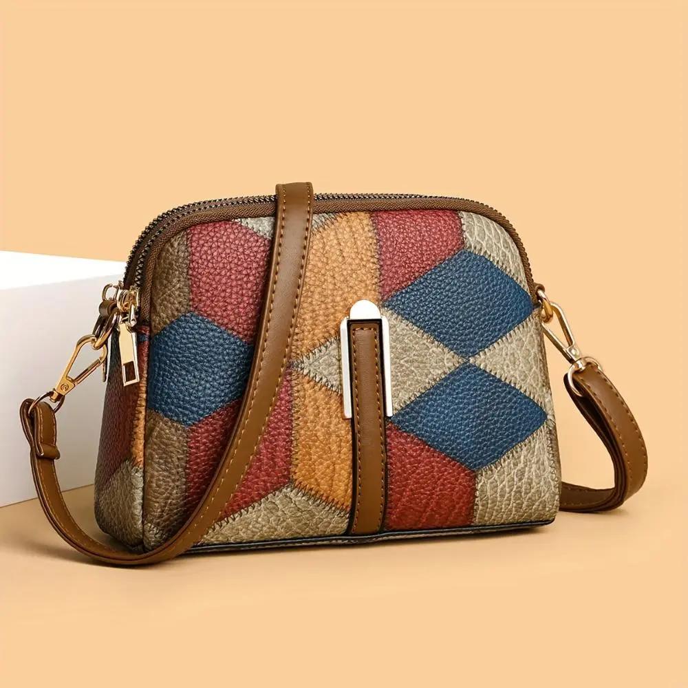 Sac bandoulière patchwork Clio de Danoir Paris, petit sac à main coloré avec chaîne en métal et détails en patchwork.