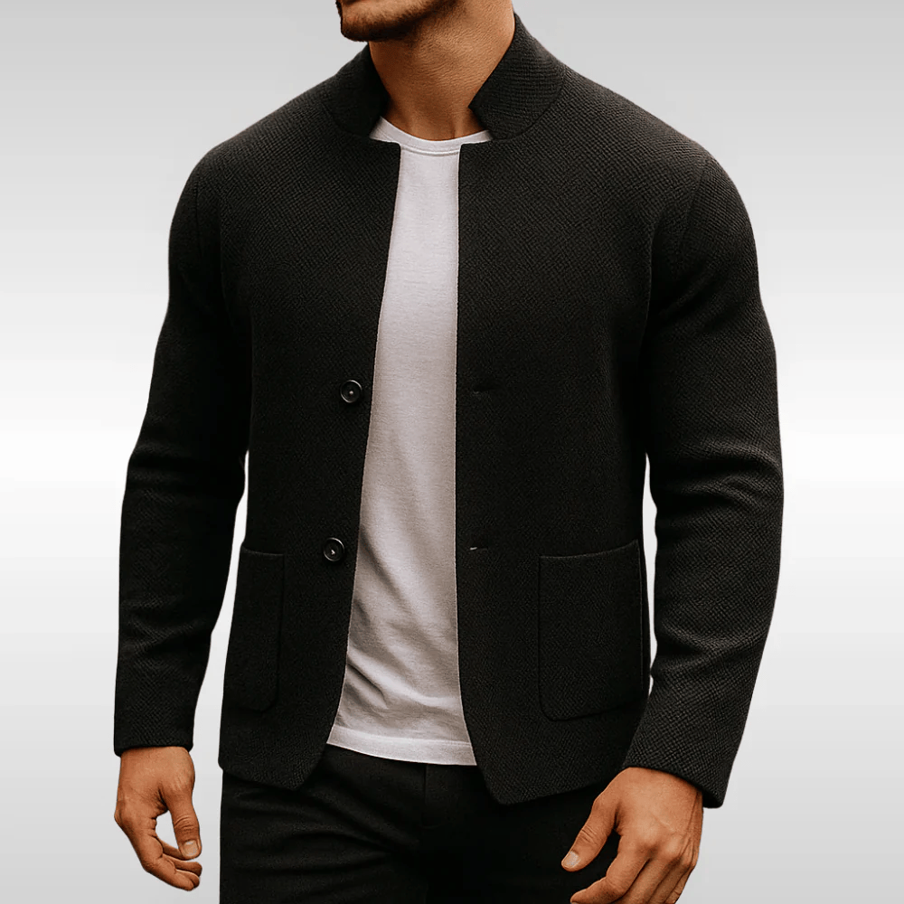 Gilet en maille texturée Danoir Paris™ porté, détail de la texture et coupe moderne, fond neutre.