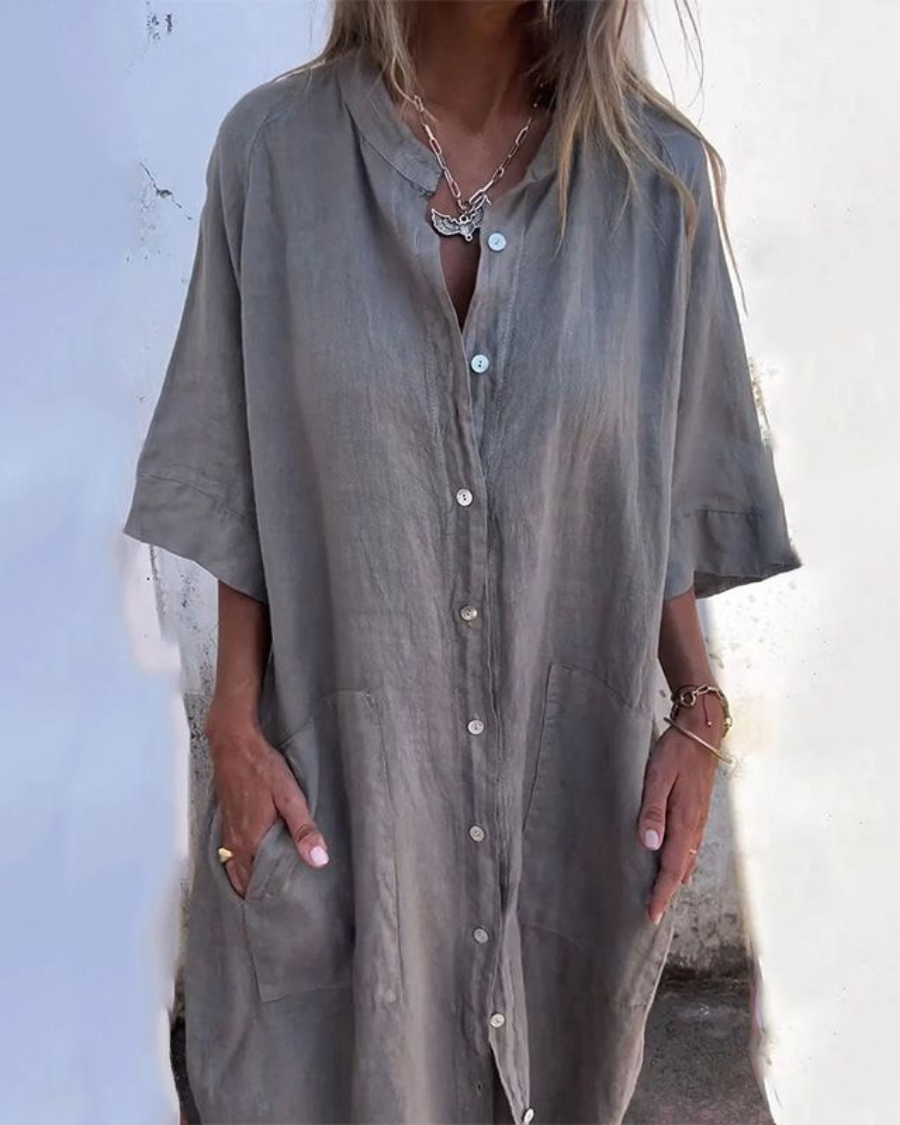Robe chemise bohème chic Melany de Danoir Paris, tissu léger avec motifs floraux et manches longues, portée décontractée.
