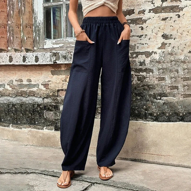 Pantalons fluides Vanna de Danoir Paris, coupe élégante en tissu léger, portée décontractée ou habillée.