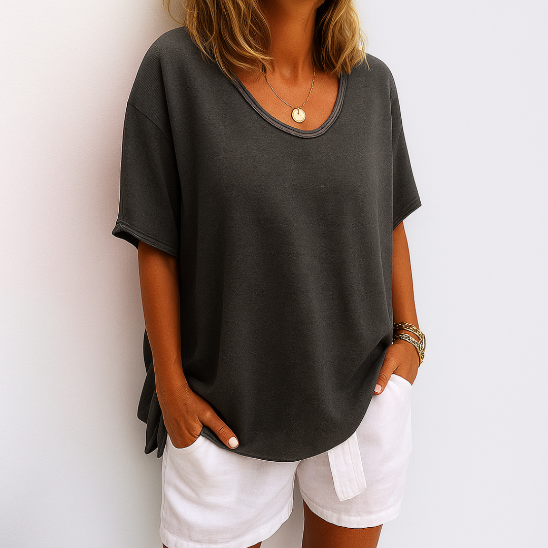 T-shirt décontracté Clara Danoir Paris, modèle 1+1 gratuit, en coton avec logo discret, porté sur un fond neutre.