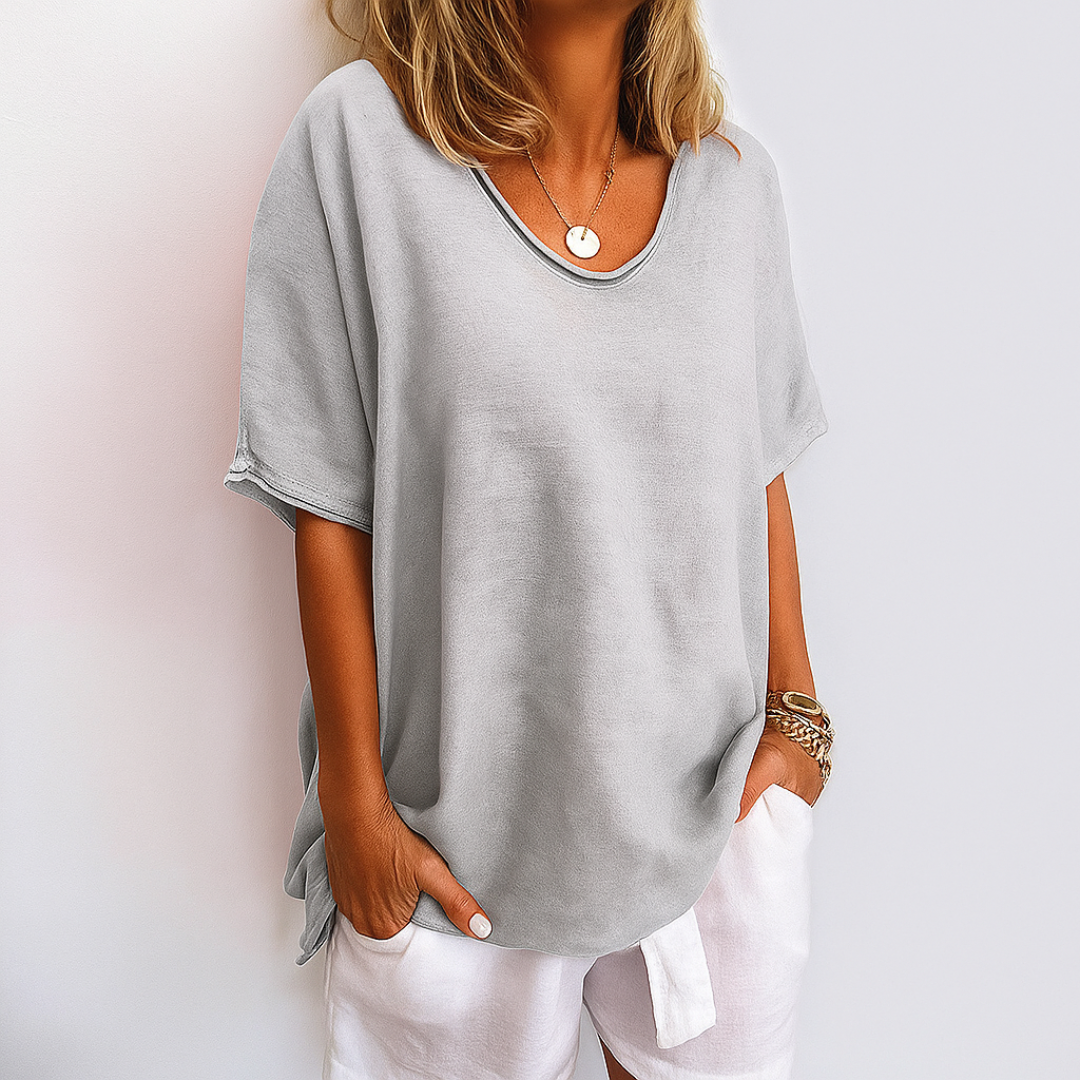 T-shirt décontracté Clara Danoir Paris, lot 1+1 gratuit, en coton blanc avec logo discret, porté par un mannequin.