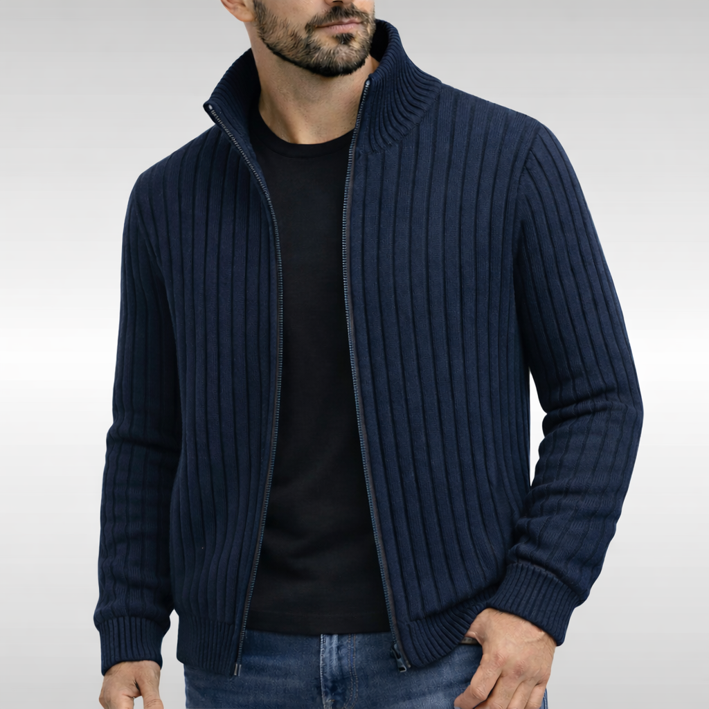 Gilet zippé élégant Danoir Paris, style classique, en tissu noir avec fermeture éclair visible, porté de face.