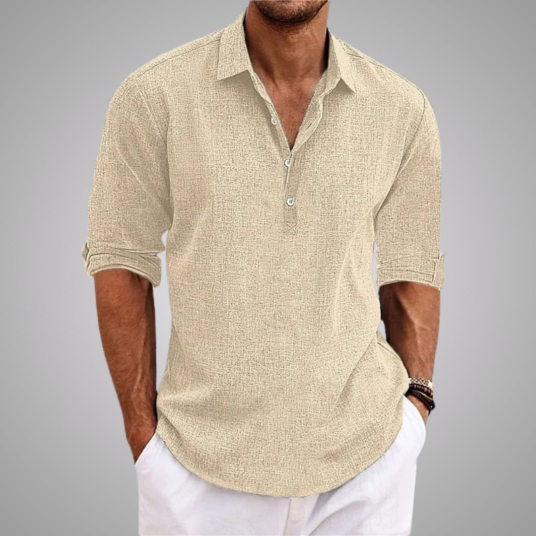 Chemise décontractée Danoir Paris en coton bleu clair, avec col classique et manches longues, portée sur un mannequin.