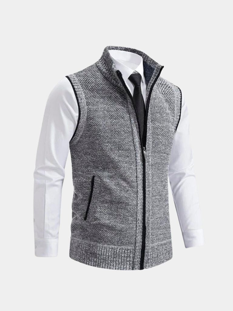 Gilet élégant à fermeture éclair intégrale Danoir Paris™ avec col croisé, porté de face, en tissu noir ou foncé.