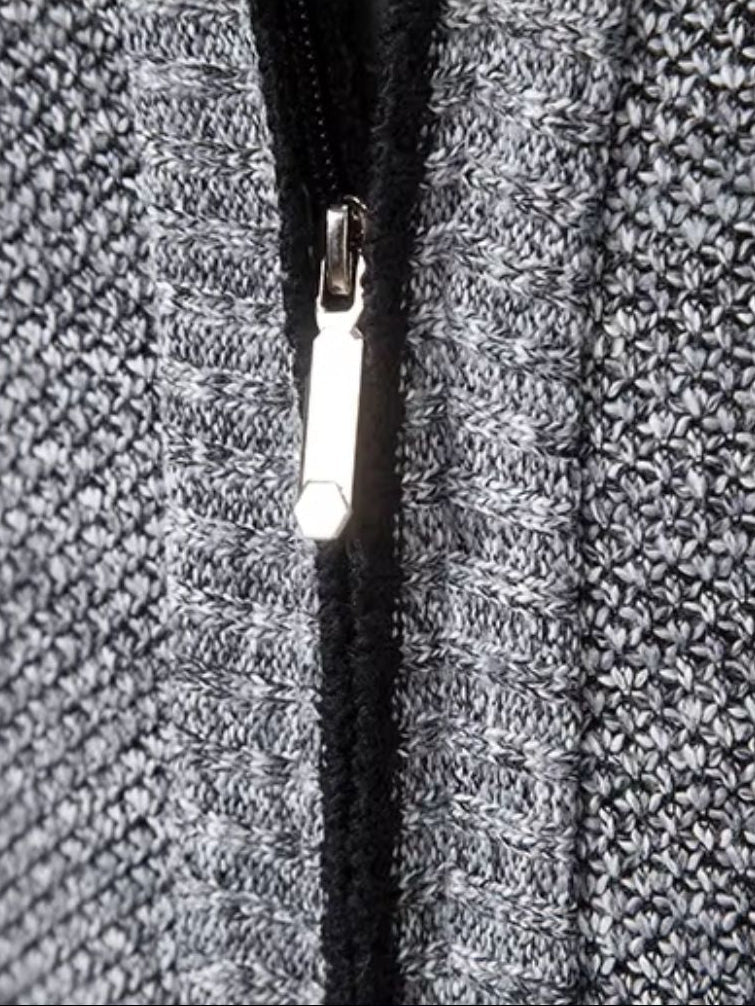 Gilet élégant à fermeture éclair intégrale Danoir Paris™, design sobre et sophistiqué, porté en mode casual ou habillé.