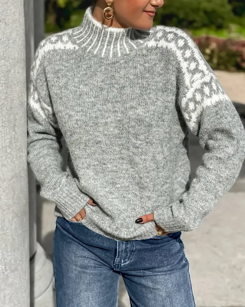 Pull maille élégant Elise™ de Danoir Paris, en tissu noir avec col en V et manches longues, porté par un mannequin.