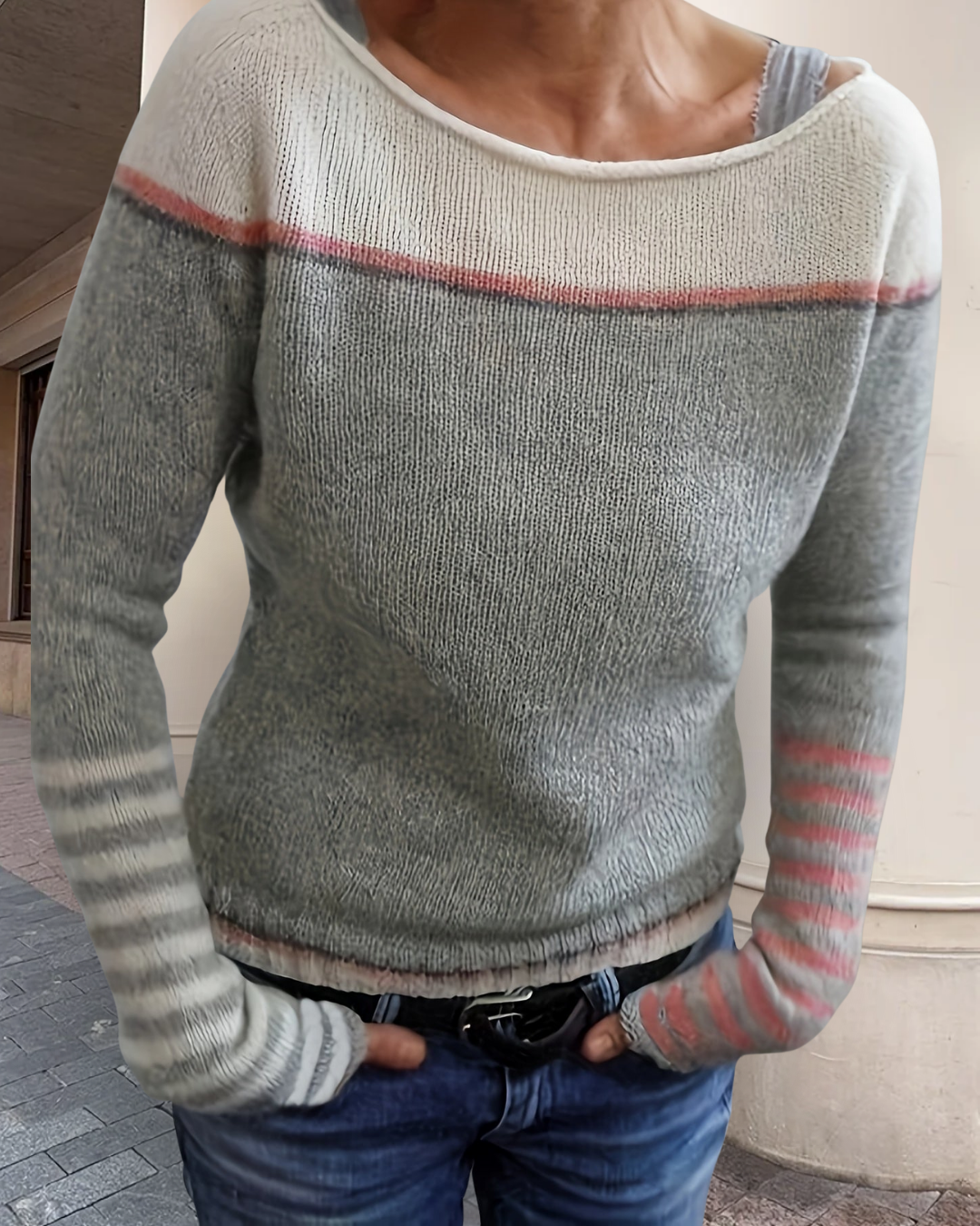 Pull rayé à manches longues Katharina par Danoir Paris, en tissu doux avec motifs horizontaux noirs et blancs.
