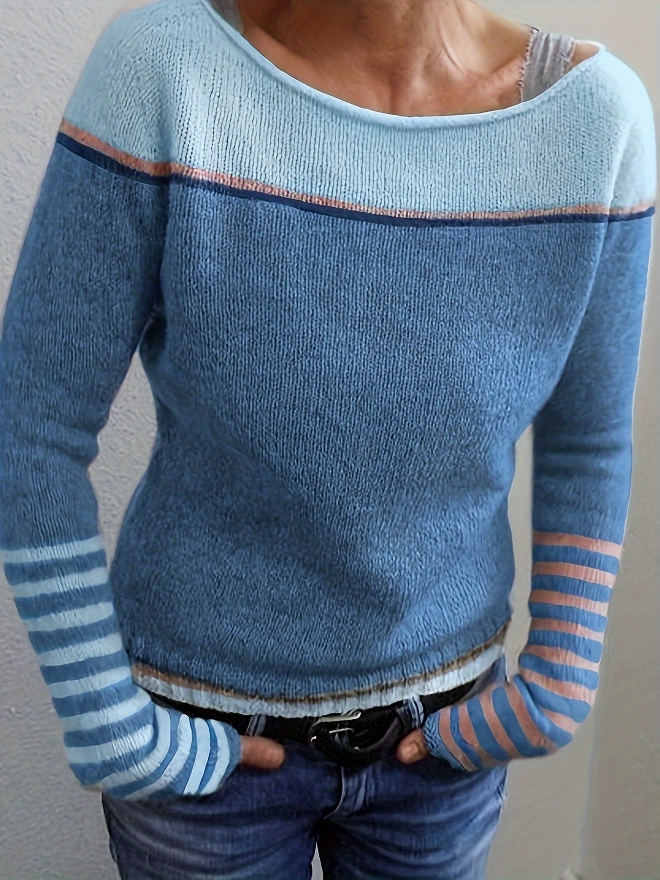 Pull rayé à manches longues Danoir Paris Katharina, pull-over féminin en maille avec rayures colorées, porté en extérieur.