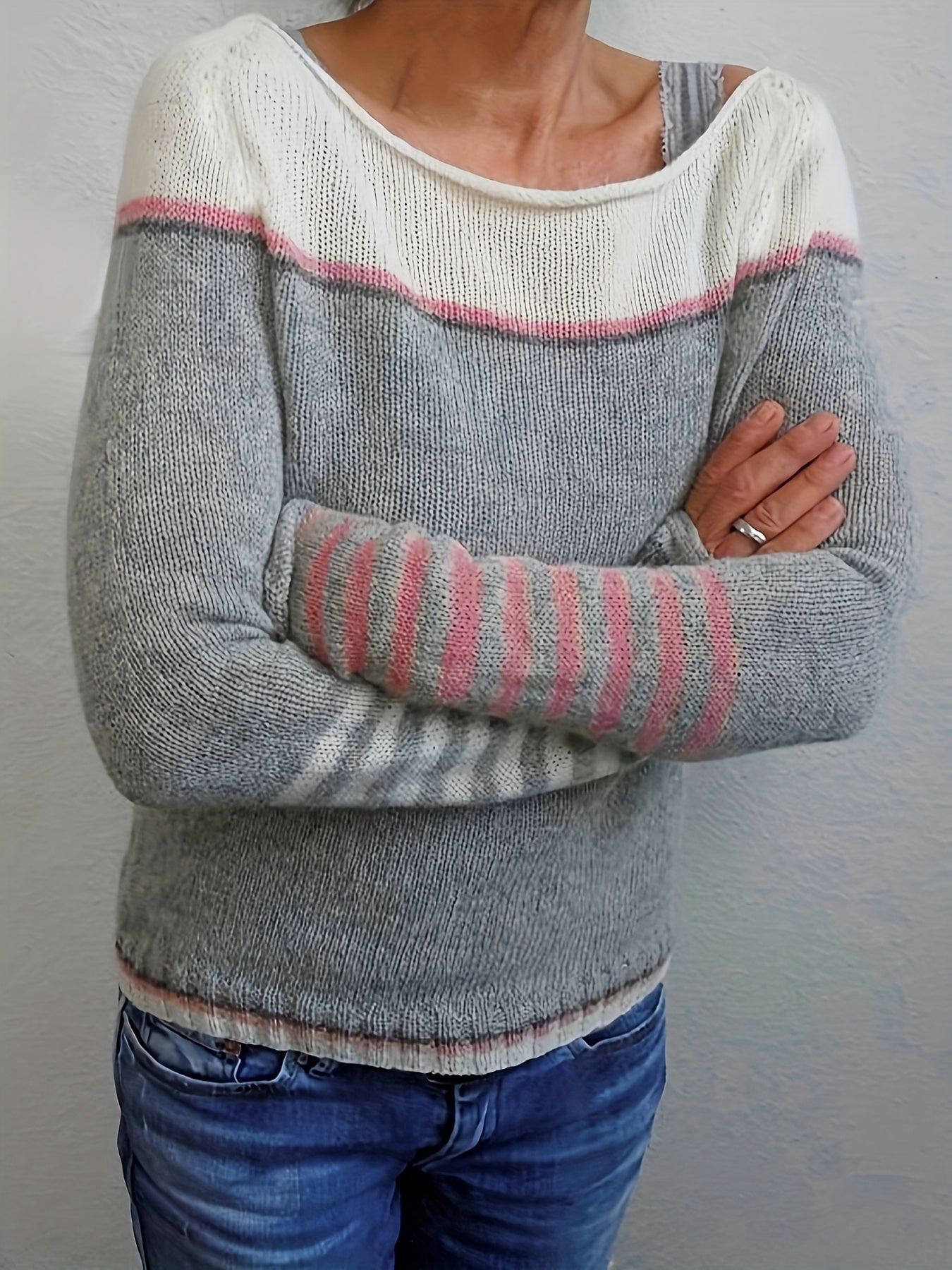 Pull rayé à manches longues Katharina par Danoir Paris, vêtement en maille avec motifs colorés, porté sur mannequin.