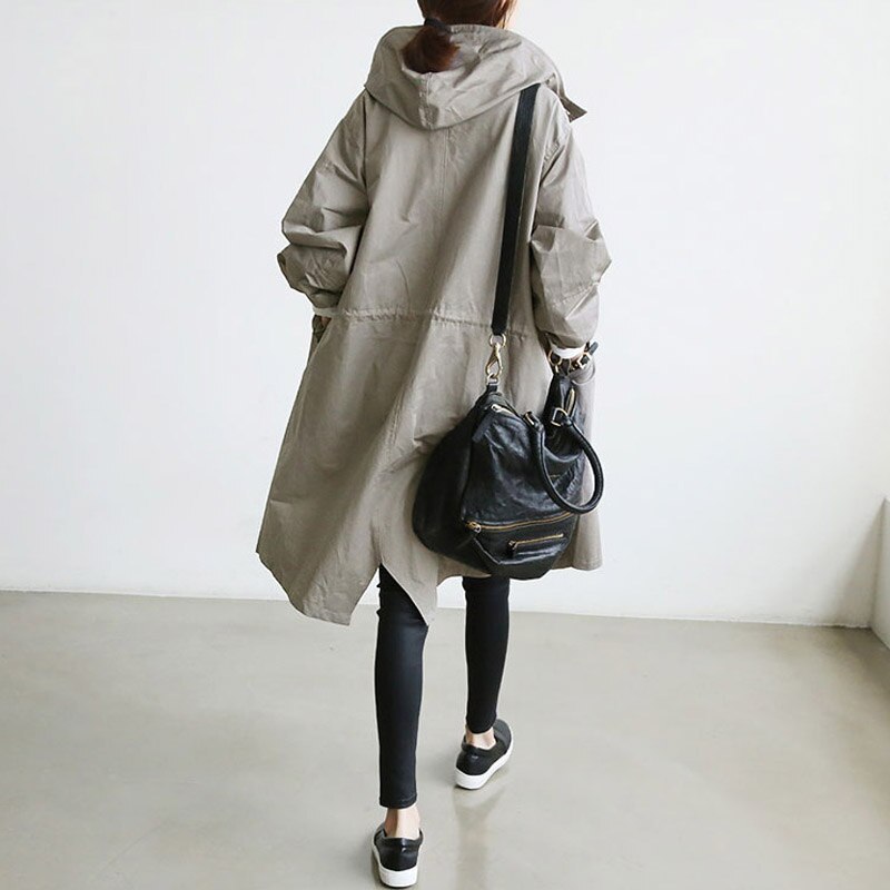 Manteau trench Mandy gris de Danoir Paris, élégant et déperlant, pour femme, vu de face sur un fond neutre.