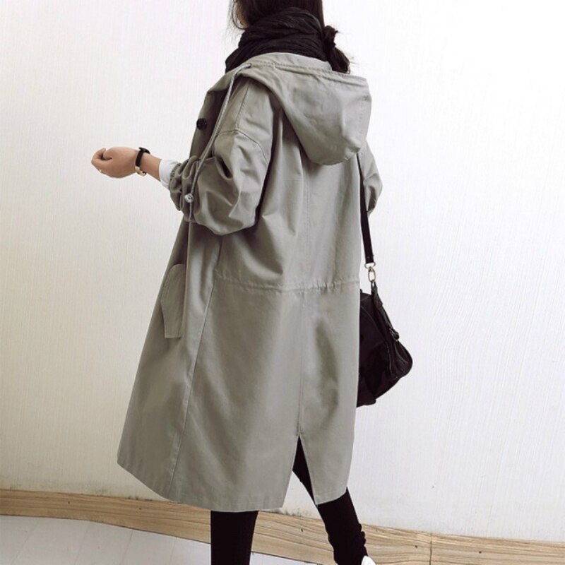 Manteau trench élégant Mandy Danoir Paris gris déperlant, coupe classique, détail ajusté, tissu imperméable, pour femmes.