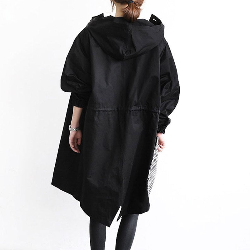 Mandy trench coat élégant et déperlant de Danoir Paris en gris, veste classique pour femmes, vue de face.