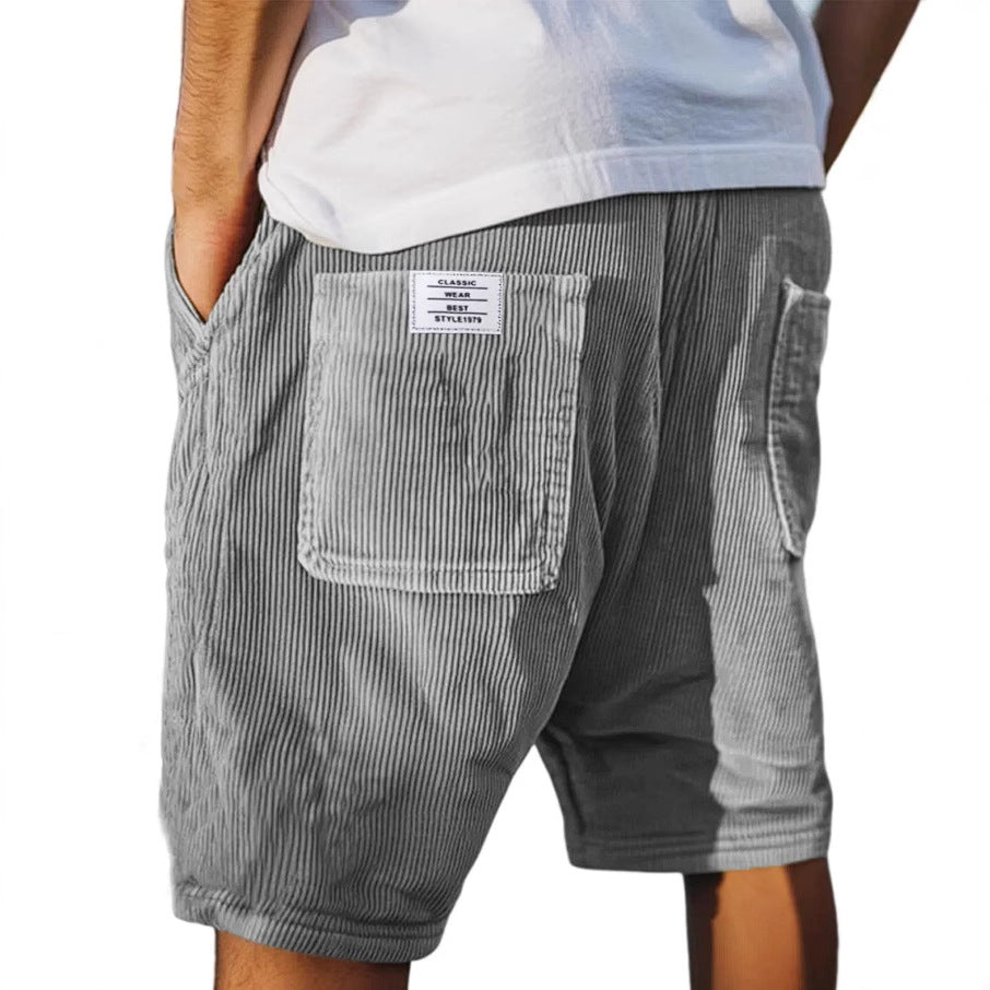 Short velours chic Victor de Danoir Paris, tissu en velours élégant avec coupe moderne, porté décontracté.