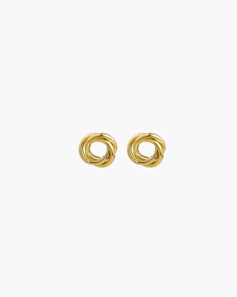 Boucles d'oreilles créoles Danoir Paris Aurelia Knot Studs en or avec nœud délicat, visibles sur fond neutre.