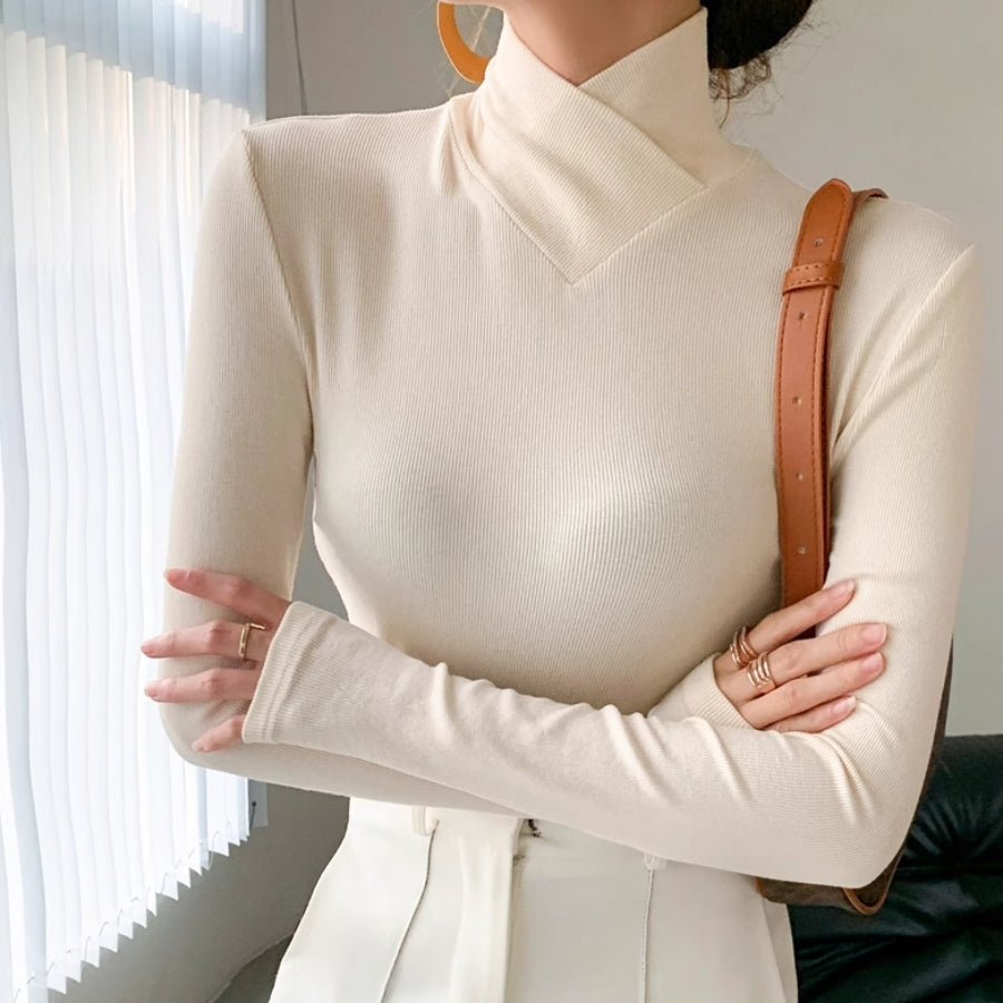 Pull roulé confortable Julia de Danoir Paris, en tissu doux, portée en mode décontracté, avec col roulé et manches longues.