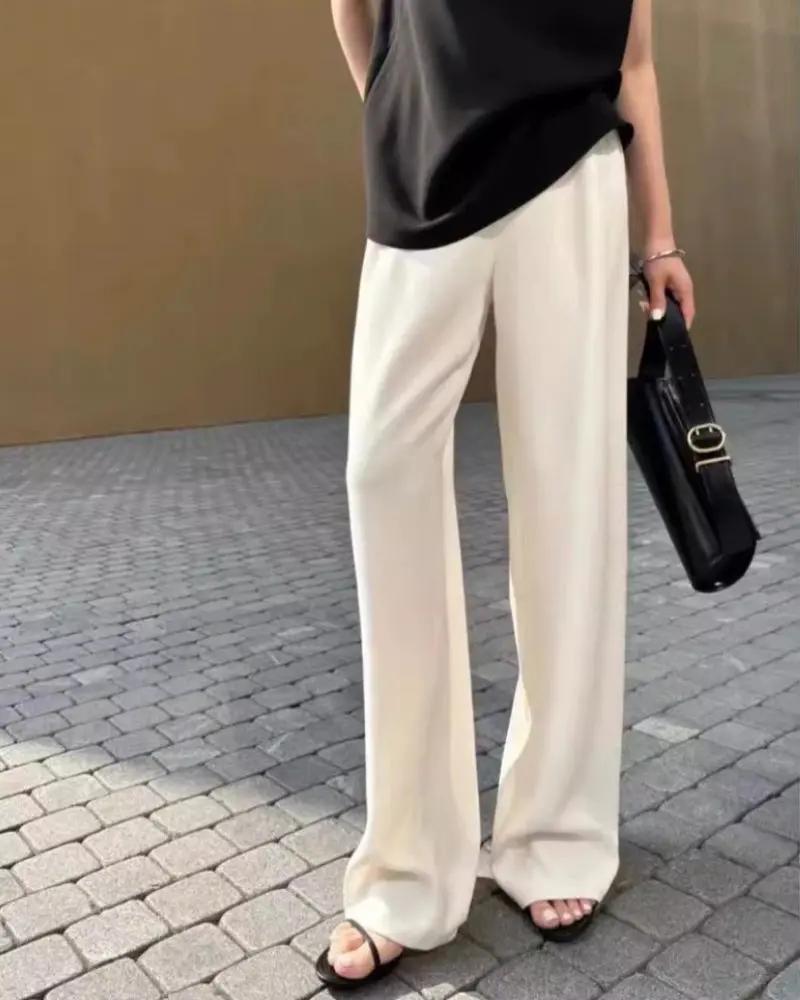 Pantalon Palais Danoir Paris en ivoire, coupe élégante avec ceinture, porté sur un mannequin.