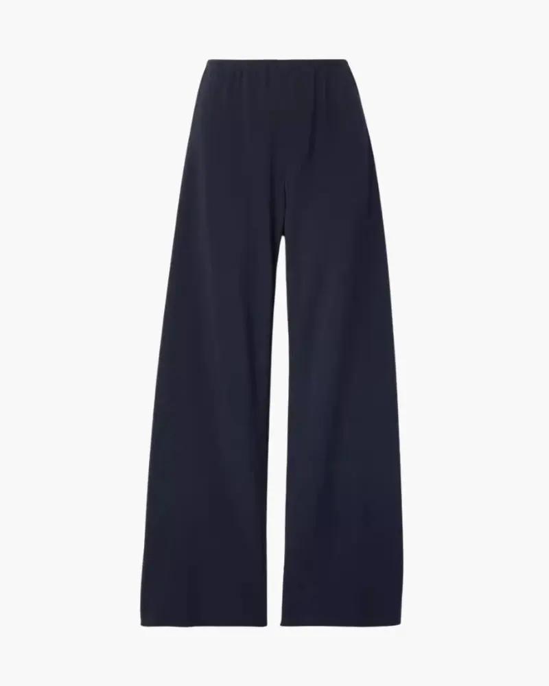Pantalon Palais Danoir Paris en ivoire, coupe élégante, tissu fluide, porté avec une ceinture.
