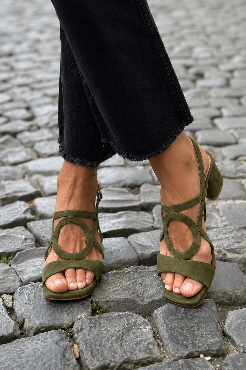 Sandales d'été jaunes Valentina de Danoir Paris, chaussures vivantes avec semelle en caoutchouc et design coloré.