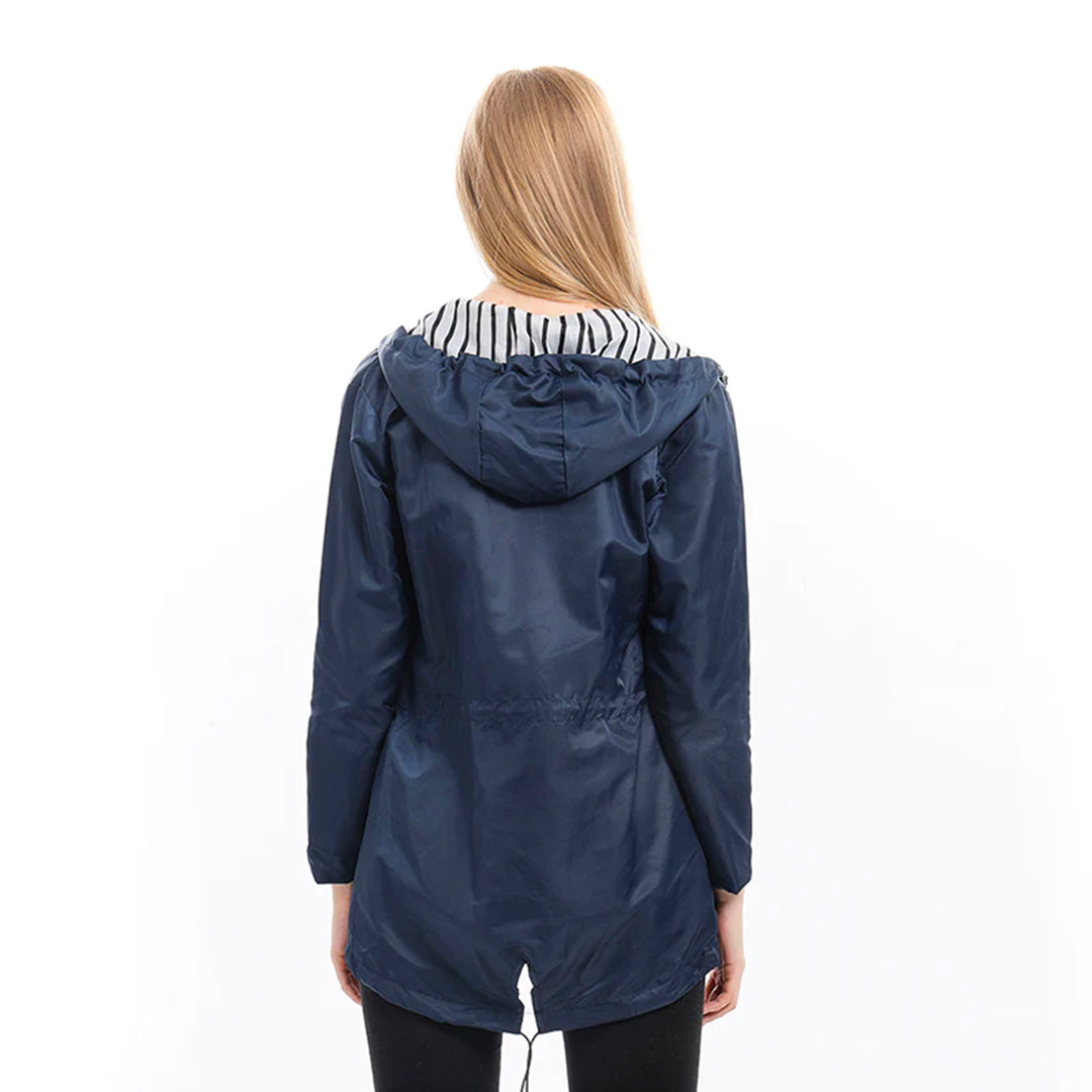 Imperméable jaune Danoir Paris Glayda, élégant et confortable, avec capuche et boutons, porté en extérieur.
