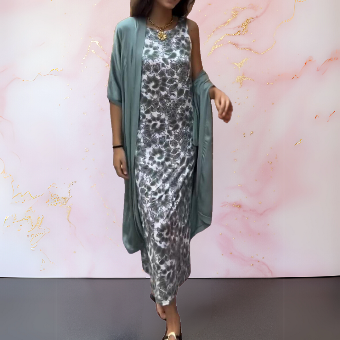 Robe maxi élégante Melanie de Danoir Paris, tissu fluide et coupe sophistiquée, portée avec accessoires pour une tenue chic.