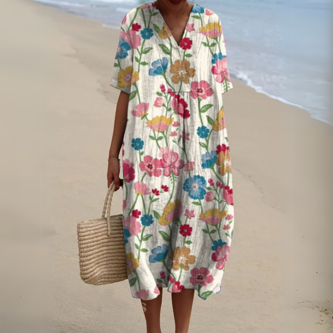 Robe fleurie élégante Nathalie de Danoir Paris, en tissu fluide avec motif floral, portée avec manches longues.