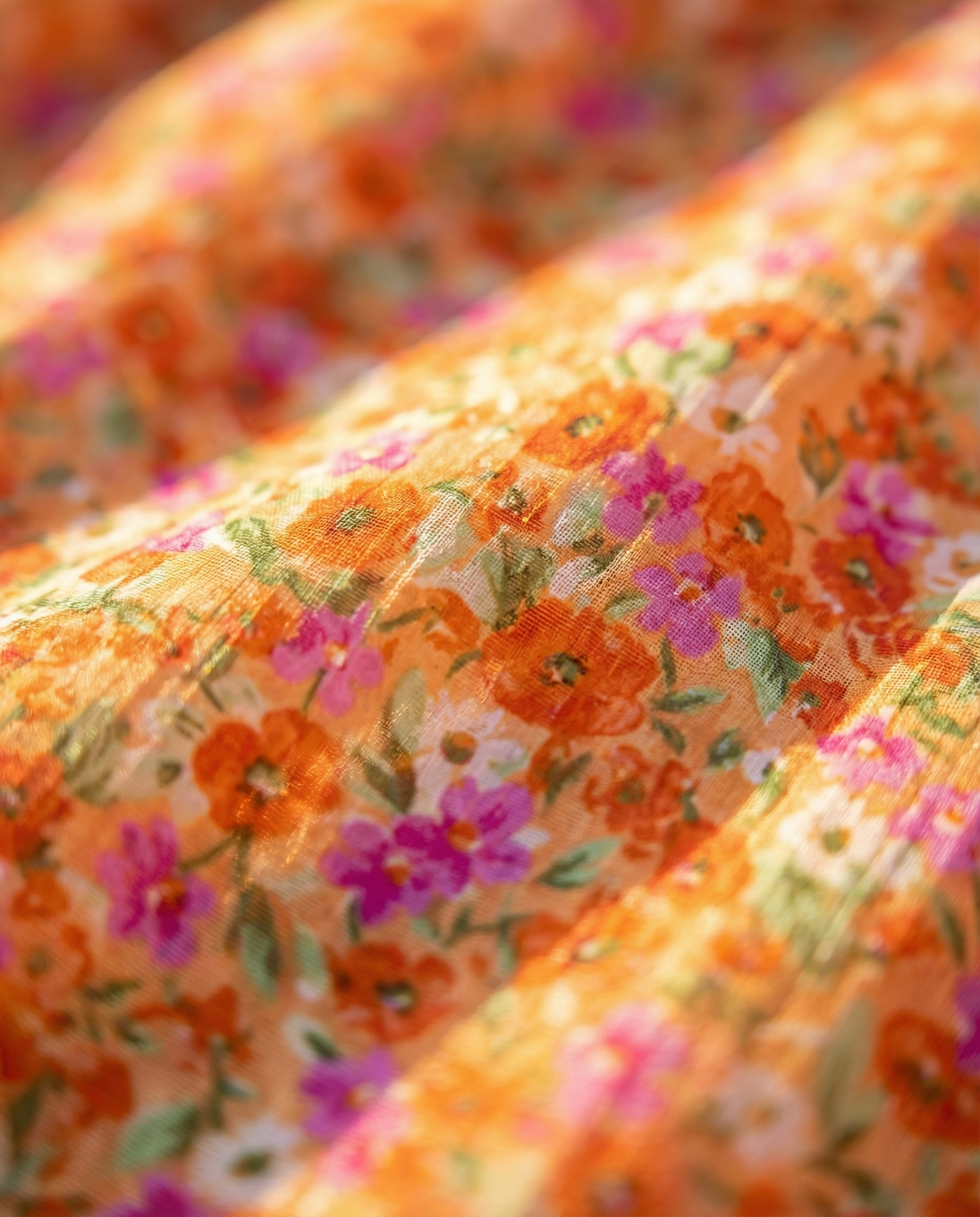 Robe d'été orange Danoir Paris Alice, vêtement confortable pour l'été, vue en gros plan sur le tissu et la coupe.