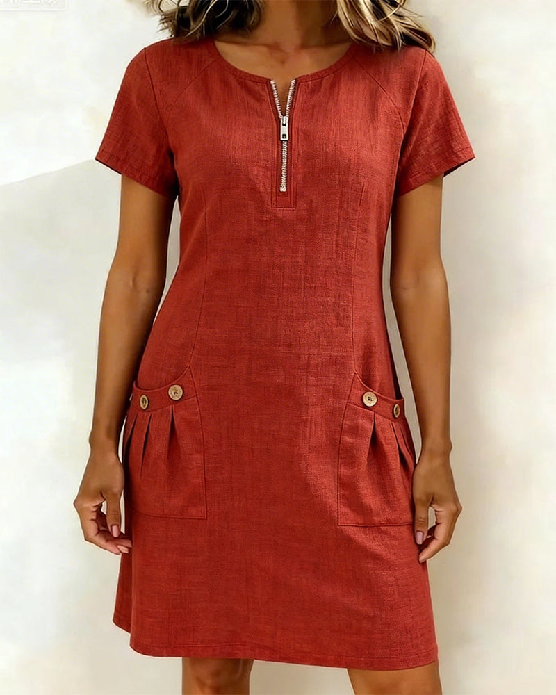 Robe Lina™ de Danoir Paris, robe élégante en tissu fluide, portée avec un décolleté en V et manches longues, parfaite pour le quotidien.