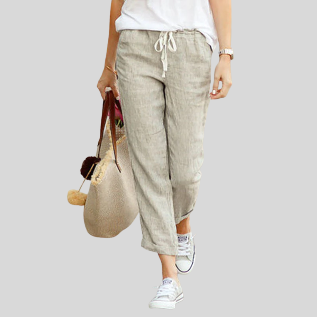 Pantalons casual Danoir Paris Alvie en tissu léger, couleur beige, portée avec une chemise blanche, vue de face.
