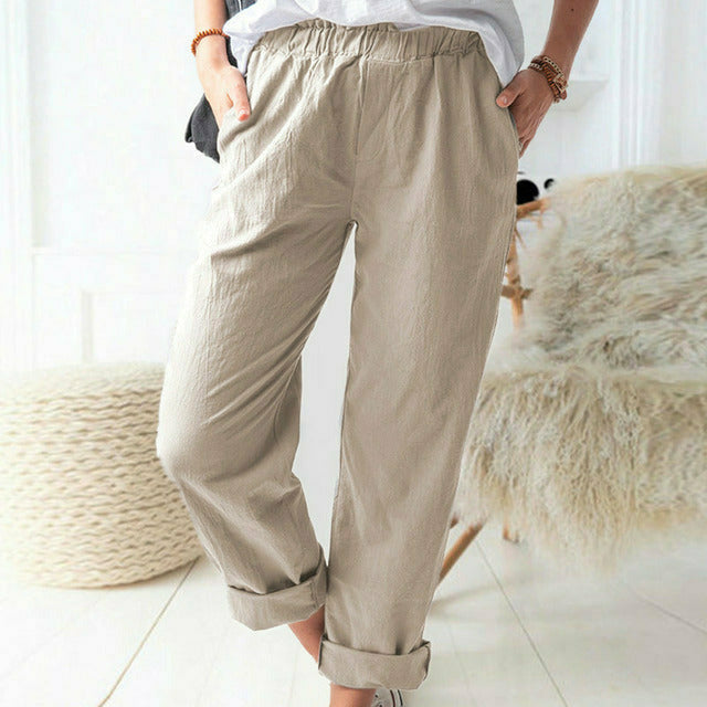 Pantalons Neria à structure souple de Danoir Paris, coupe élégante et tissu fluide, porté avec une chemise blanche.