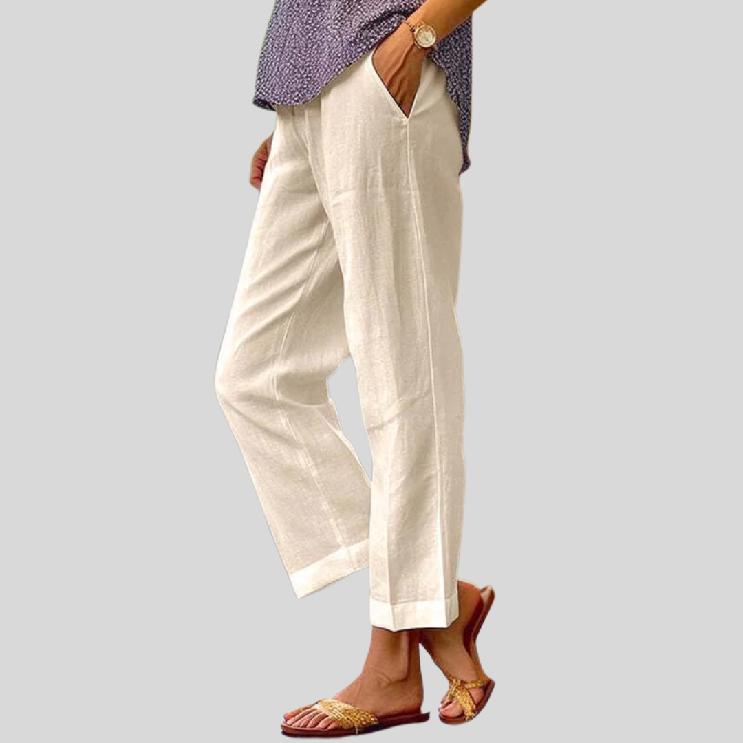 Pantalon relaxé classique Vayla de Danoir Paris, tissu léger et coupe confortable, porté avec une blouse blanche.