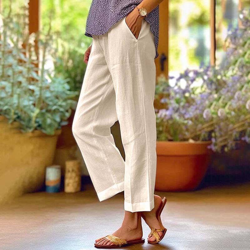 Pantalon Danoir Paris Vayla Relaxed Classique en tissu doux, coupe décontractée, coloris gris clair, porté avec un haut blanc.