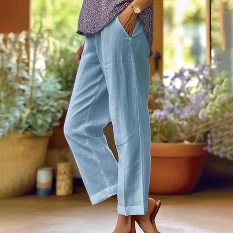 Pantalon relaxé classique Danoir Paris Vayla, coupe décontractée en tissu doux, vue de face sur mannequin, couleur beige.