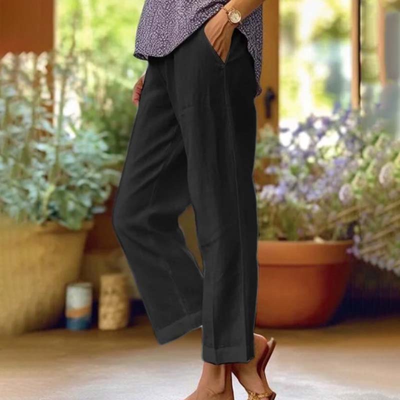 Pantalon relaxé classique Vayla de Danoir Paris en tissu léger, couleur neutre, porté avec une silhouette décontractée